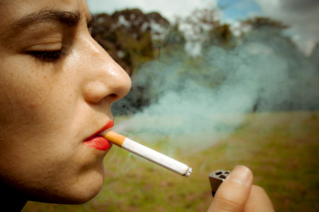 une jeune femme allume sa cigarette by ramos alejandro, on Flickr